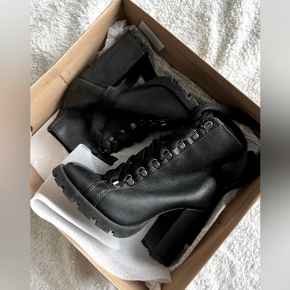 Schutz lace-up boot in black leather w/ heel; Size 9